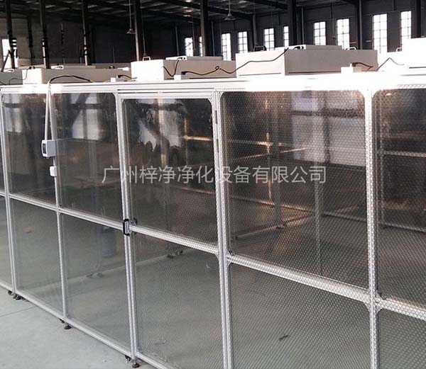 潔凈棚采用工業鋁材（或不銹鋼方通、鐵方通噴塑）作為框架，風機濾網機組（FFU）送風，四周懸掛防靜電垂簾（或鋼化玻璃），其內部凈化級別可達到100-10000級。