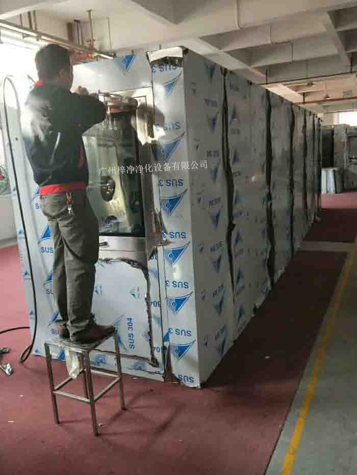 1590型風淋室-標準雙人風淋室是人/貨物進出潔凈室常用的一種凈化裝置。