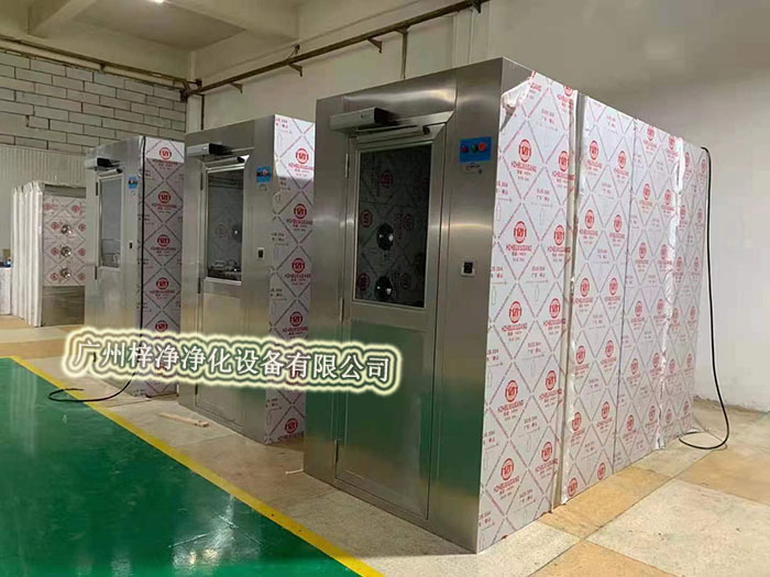 風淋室通過高速氣流將塵埃吹離工作人員的衣物和頭發，有效降低了進入潔凈室內的塵埃量，從而維護了潔凈室內的空氣質量。