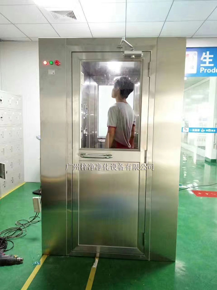 操作前應檢查風淋室各部件是否完好，包括門體、噴嘴、風機、照明等。