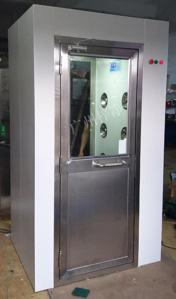 1200型風淋室是進入潔凈室所必需的通道，可以減少進出潔凈室所帶來的污染問題。
